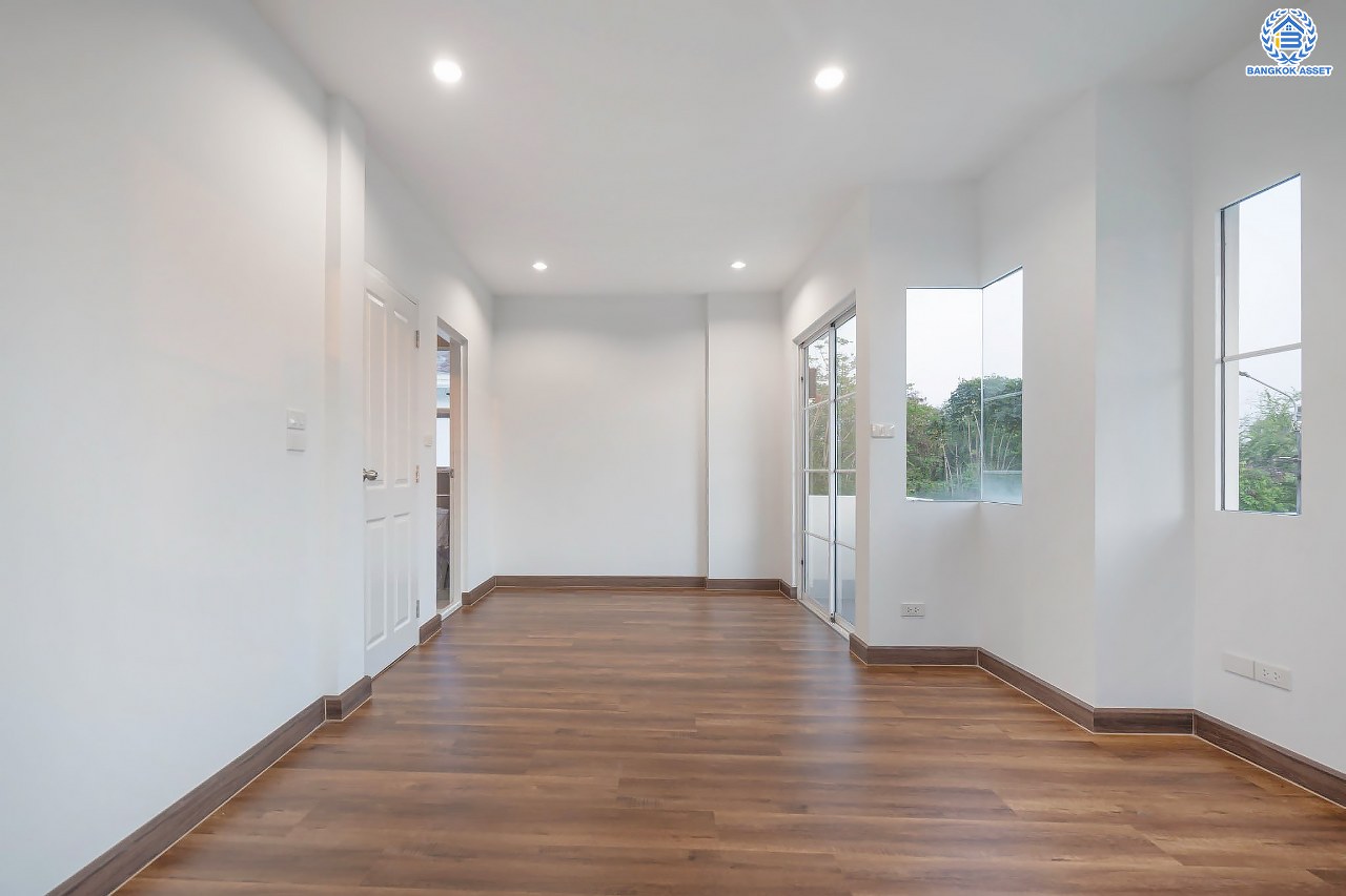 บ้านมือสองตกแต่งใหม่ โครงการ ชลลดา วัดลาดปลาดุก คุณภาพระดับ L&H บนเนื้อที่ 51.3 ตร.ว. ฟังก์ชัน 3 ห้องนอน 2 ห้องน้ำ 1 ที่จอดรถ บนทำเลศักยภาพ เชื่อมต่อหลายเส้นทาง ใกล้รถไฟฟ้าสายสีม่วง "สถานีคลองบางไผ่" และเซ็นทรัลเวสท์เกต...